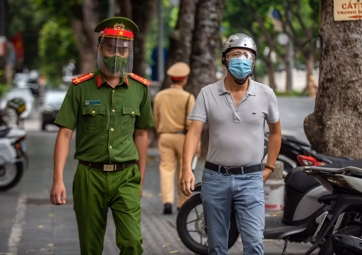 Tương tự với ông Hùng, anh Vũ Ngọc Tú (áo xám) cũng lưu thông nhưng không có giấy đi đường. Anh này cũng trình bày là đang đi mua thuốc.