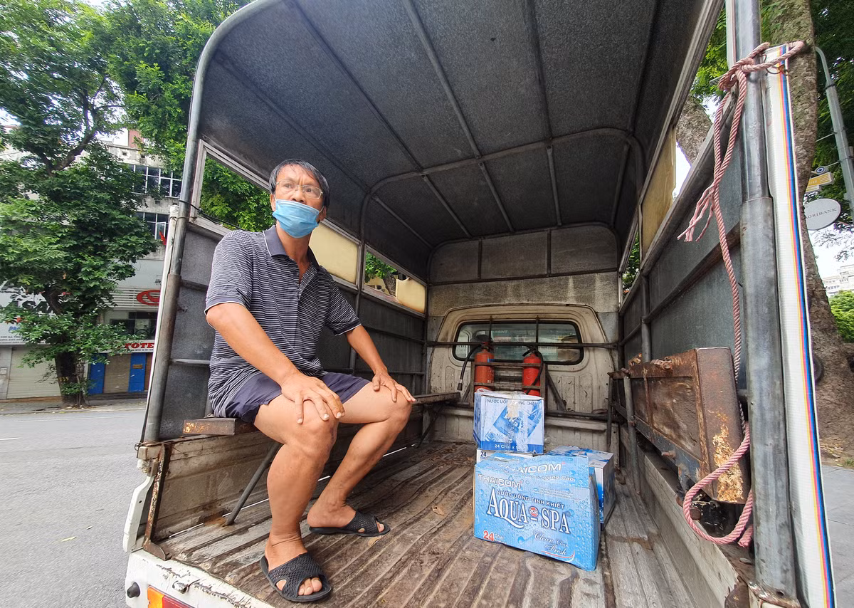 Sau khoảng 10 phút, lực lượng chức năng đưa người đàn ông này về trụ sở Công an phường Hàng Bài để làm việc.