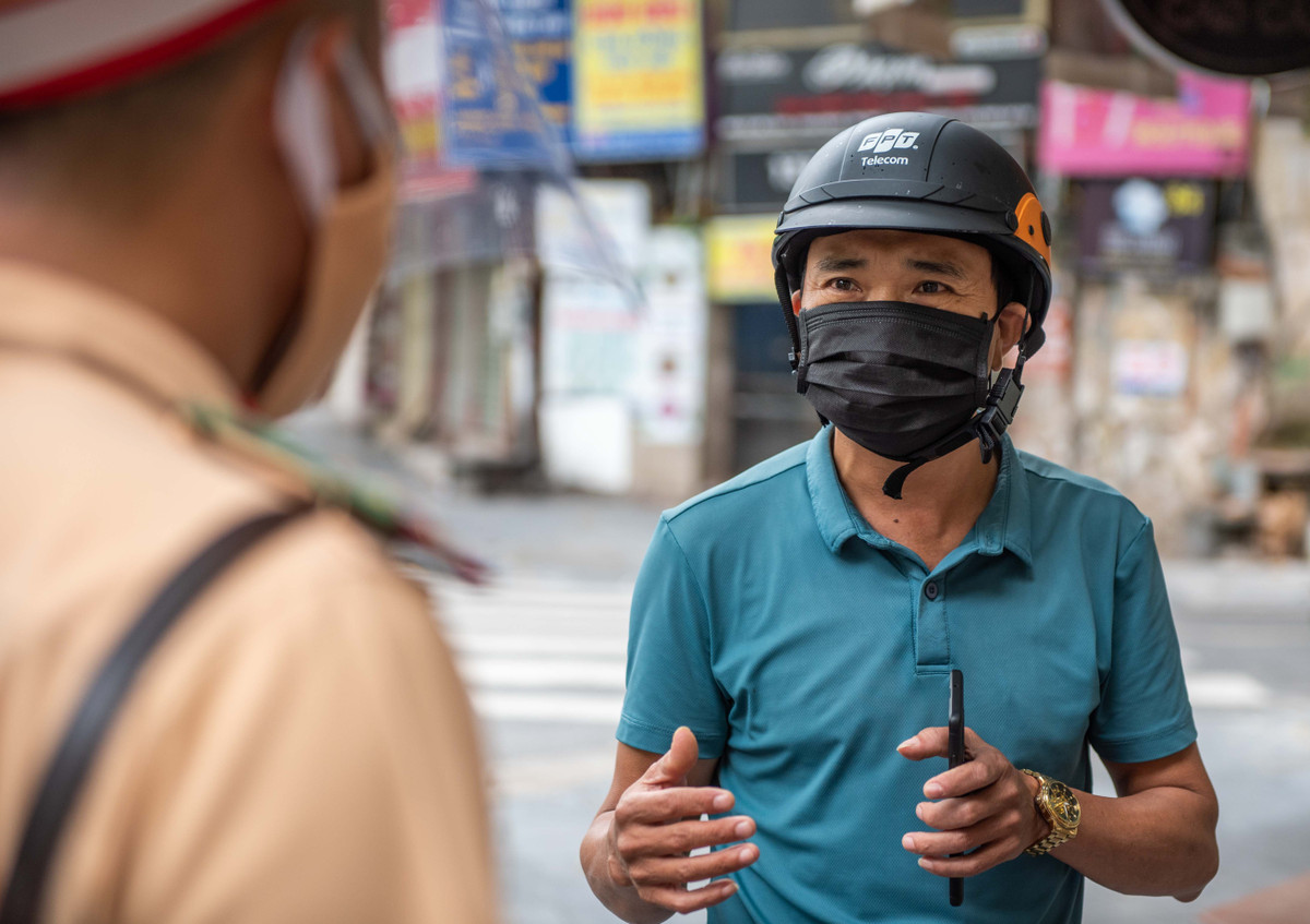 Một trường hợp khác không có giấy đi đường bị tổ công tác phát hiện là ông Đỗ Văn Hân. Ông cho biết là nhân viên đơn vị tổ chức tang lễ ở phố Phùng Hưng, đang trên đường đến nhà của một gia đình mới có người mất. "Người ta gọi tôi gấp, cáo phó với đũa bông tôi còn mang đây", ông Hân nói. Mặc dù vậy, tổ công tác vẫn quyết định lập biên bản ông Hân với hành vi ra đường với lý do không cần thiết.