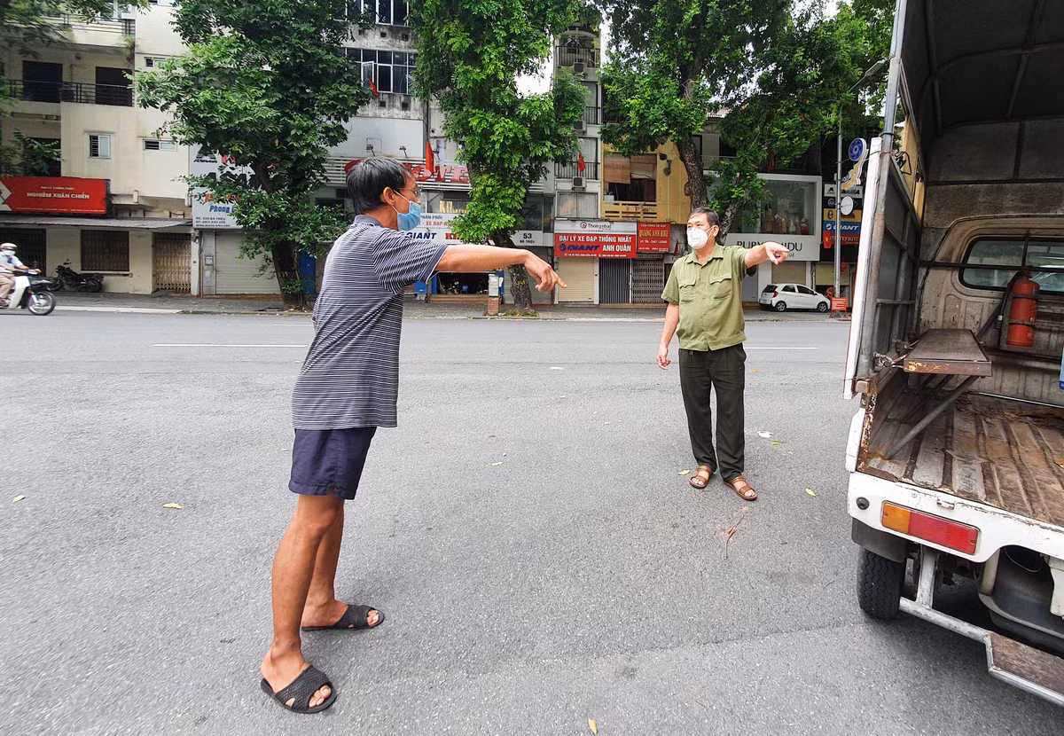 Gần cuối buổi sáng, tổ công tác gặp một trường hợp không có giấy đi đường, không mang giấy tờ tùy thân, trình bày lý do đang đi lấy báo để đọc. Người đàn ông này tỏ ra không chấp hành lực lượng chức năng, liên tục bắt bẻ các cán bộ tại chốt.