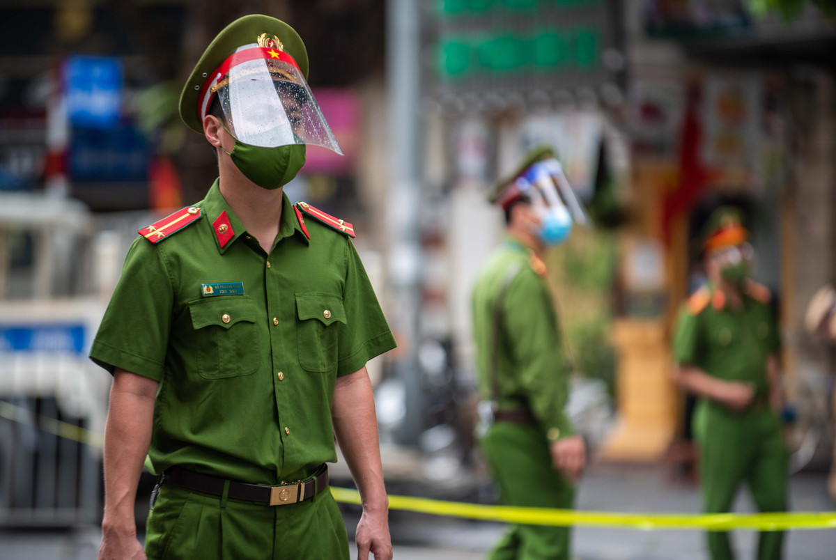 Từ ngày 16/8, Công an Hà Nội thành lập 6 tổ liên ngành kiểm soát người ra đường trong khoảng thời gian TP thực hiện giãn cách xã hội theo Chỉ thị 17. Đến ngày 28/8, Công an TP quyết định lập thêm 6 tổ tuần tra kiểm soát cơ động mạnh, làm nhiệm vụ hơn 14 giờ mỗi ngày khắp các tuyến giao thông trọng điểm.