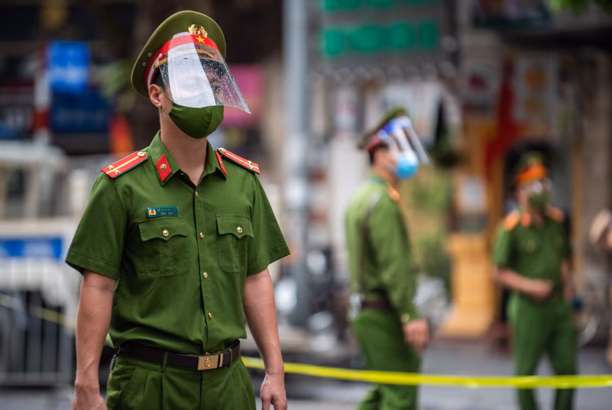 Từ ngày 16/8, Công an Hà Nội thành lập 6 tổ liên ngành kiểm soát người ra đường trong khoảng thời gian TP thực hiện giãn cách xã hội theo Chỉ thị 17. Đến ngày 28/8, Công an TP quyết định lập thêm 6 tổ tuần tra kiểm soát cơ động mạnh, làm nhiệm vụ hơn 14 giờ mỗi ngày khắp các tuyến giao thông trọng điểm.