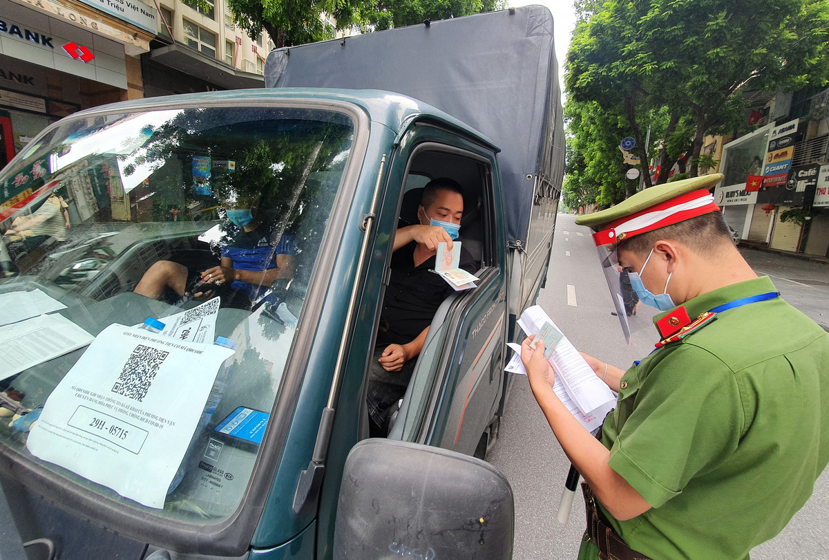 Với các xe tải, lực lượng chức năng kiểm tra kỹ đăng ký "luồng xanh" khi thời gian qua xuất hiện nhiều trường hợp đăng ký "luồng xanh" giả.