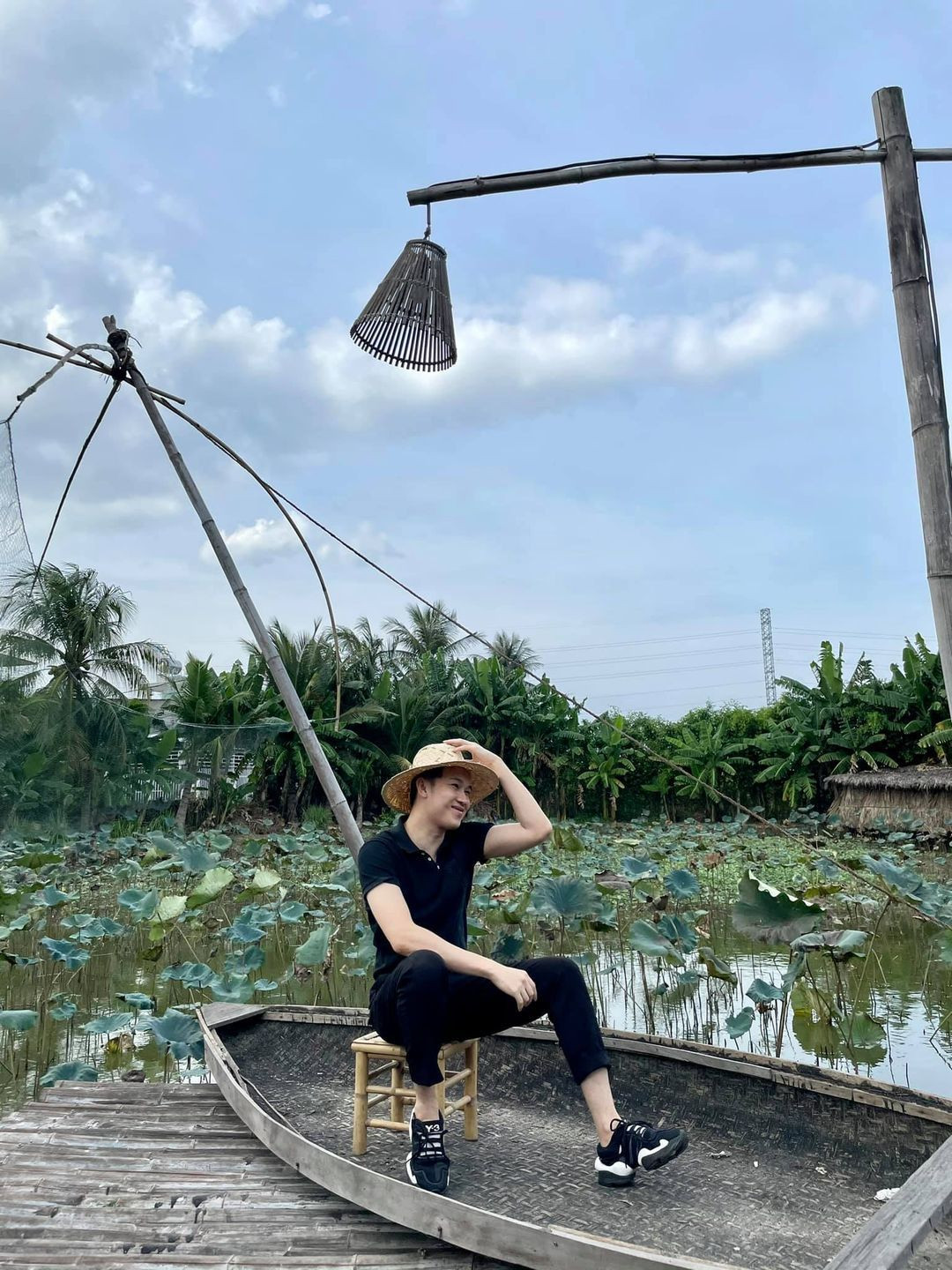 "Năm nay là năm duy nhất mình sẽ ở Việt Nam trọn vẹn mùa Tết từ trước đến giờ, không biết phải chuẩn bị sao luôn á. Ai góp ý với, mai hay đào!?", Dương Triệu Vũ tiết lộ.