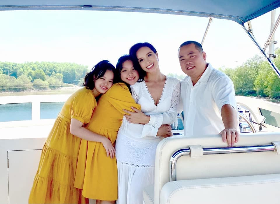 Thuý Hạnh chia sẻ khoảnh khắc hạnh phúc bên ông xã và cô con gái.