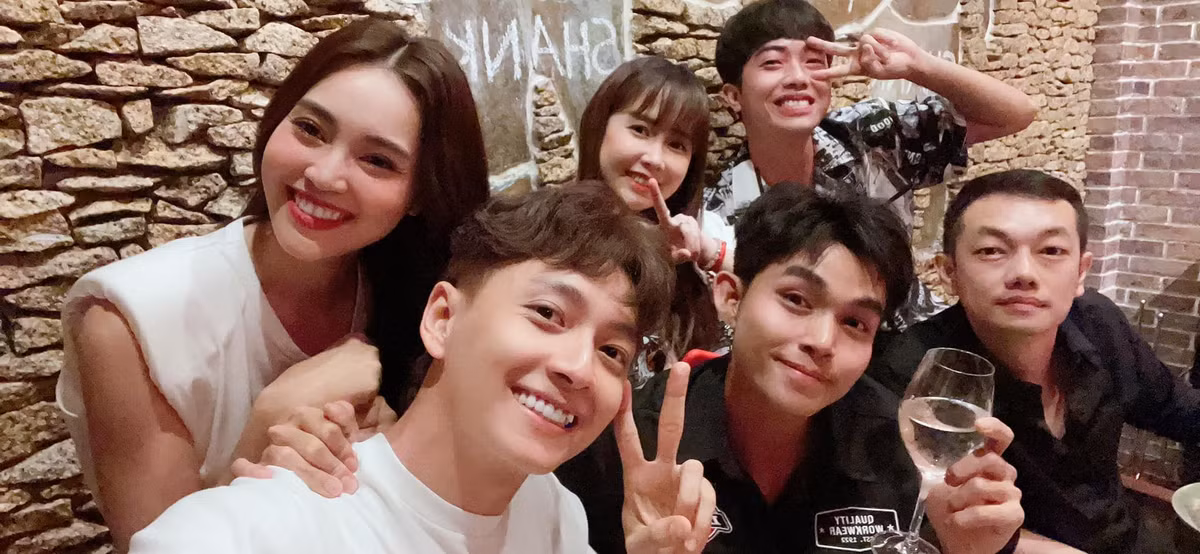 Ngô Kiến Huy tụ tập cuối tuần cùng Ninh Dương Lan Ngọc, Jun Phạm và bạn bè.