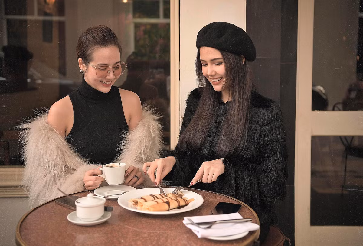 Huyền Lizzie hẹn hò cuối tuần cùng Phanh Lee: "Kỳ lạ thật , chúng mình có thể gặp nhau suốt ngày, buôn chuyện từ sáng tới tối và mặc kệ mọi thứ xung quanh".