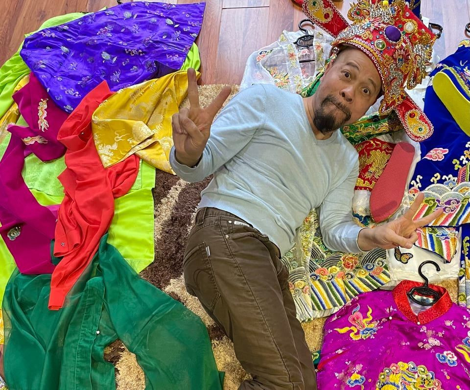 NTK Đức Hùng vui vẻ khi hoàn tất trang phục cho Táo Quân. "Khi xong các trang phục của Táo, tôi rất vui vì đã làm xong một công việc lớn mà bao khán giả đang đón chờ. Chắc chắn khán giả sẽ thoả mãn với Táo quân năm nay', anh nói.