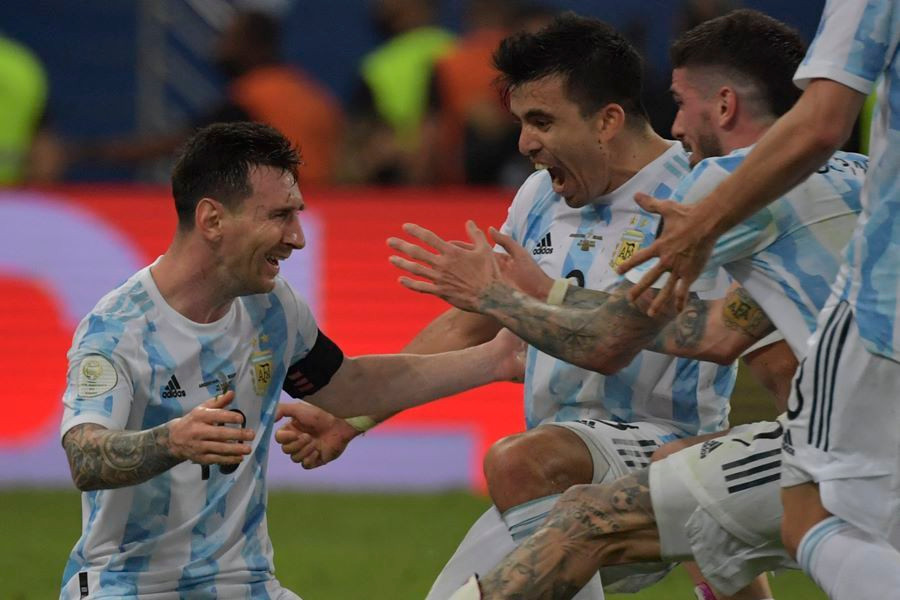 Messi xúc động và không kìm nén được những giọt nước mắt sau tiếng còi kết thúc trận chung kết vang lên