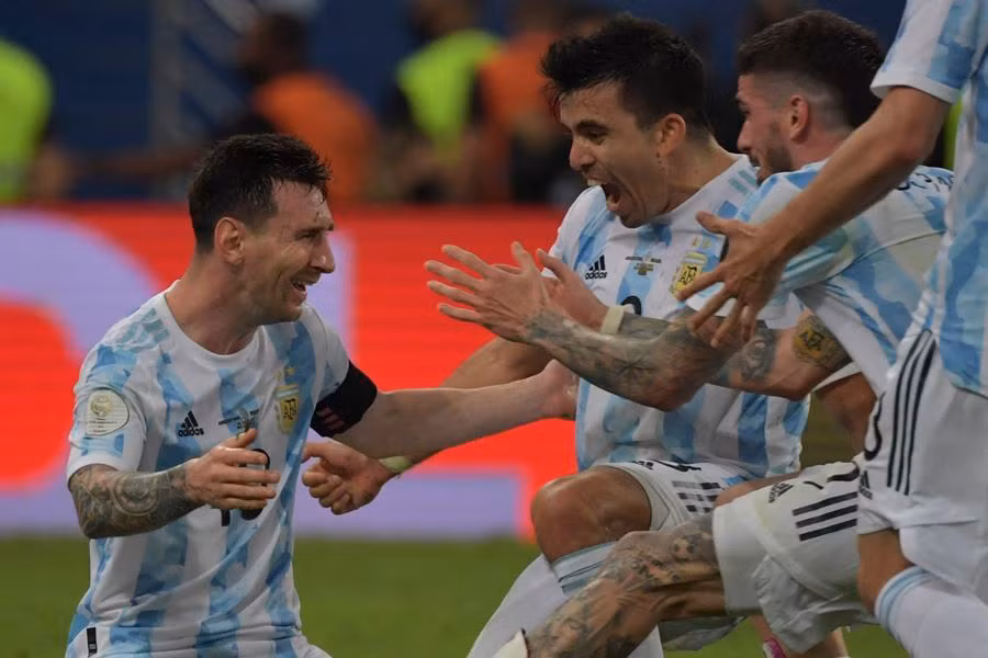 Messi xúc động và không kìm nén được những giọt nước mắt sau tiếng còi kết thúc trận chung kết vang lên