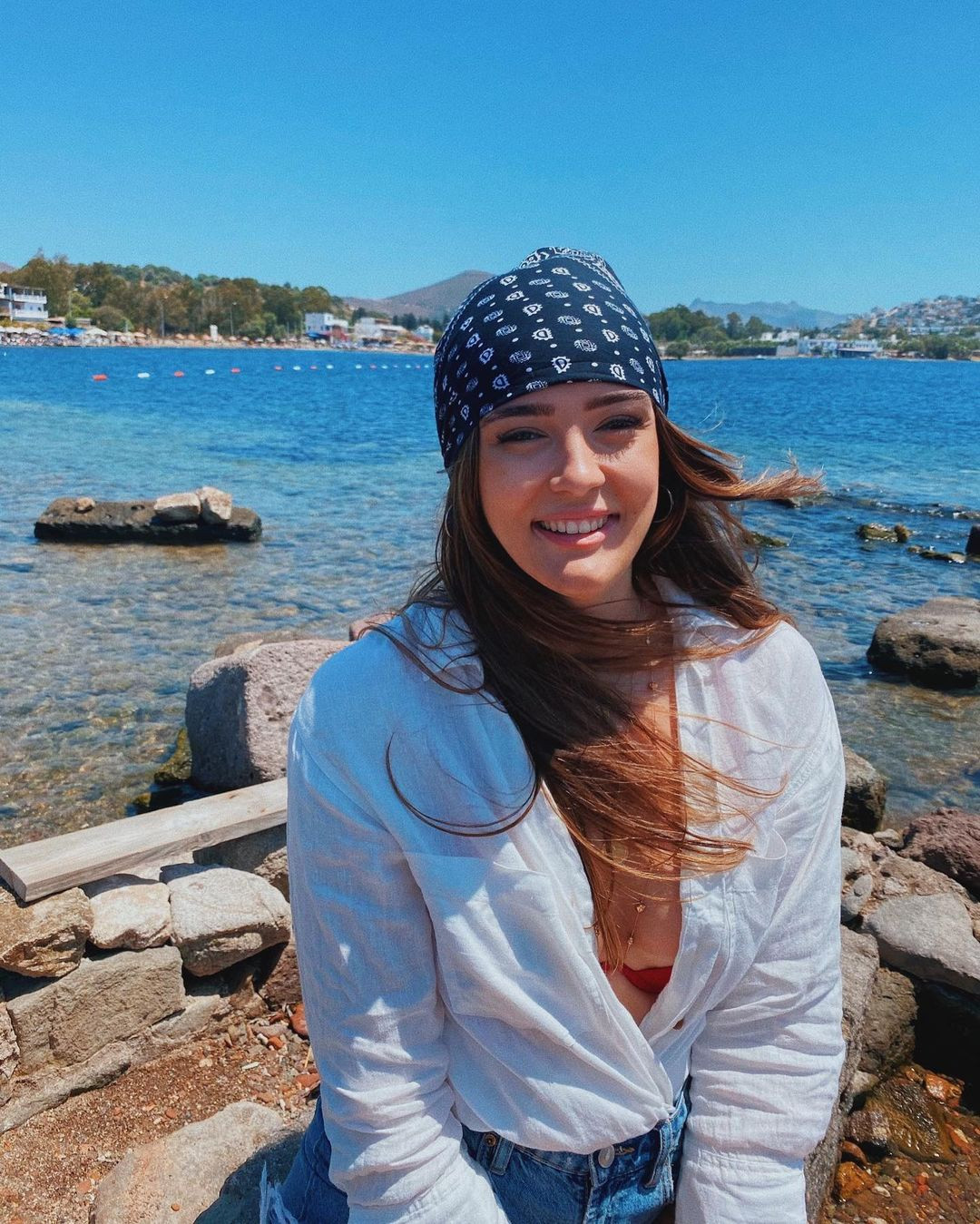 Khăn bandana là phụ kiện đang thịnh hành trở lại trong những năm gần đây. Nhờ trào lưu Y2K, nhiều cô gái bắt đầu tìm về thời trang của thập kỷ trước. Zehra Güneş cũng nhanh chóng cập nhật xu hướng này. Để việc diện áo sơ mi và quần jeans không bị nhàm chán, cô thả buông cúc áo khéo khoe vóc dáng gợi cảm. Bên cạnh đó, khăn bandana quấn đầu giúp nữ vận động viên trở nên thời thượng hơn.