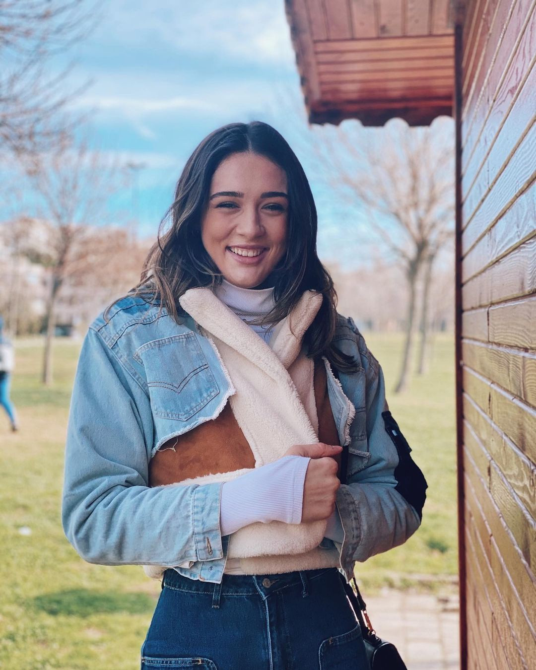 Ngoài ra, áo khoác denim phối da lộn, lót lông cũng là lựa chọn an toàn. Nếu thích diện cả set denim, bạn nên chọn màu sắc của áo hoặc quần có tông nhạt hơn để tạo điểm nhấn.