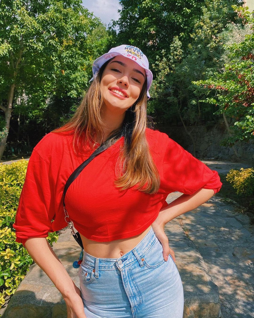 Phong cách thời trang đơn giản nhưng không kém phần gợi cảm được lòng nữ vận động viên Thổ Nhĩ Kỳ. Những món đồ có tính ứng dụng cao, không bị lỗi thời như áo thun, quần jeans hay mũ bucket được Zehra Güneş khéo léo phối màu sắc để tổng thể nổi bật. Khi diện những mẫu áo crop top dáng rộng, bạn nên chọn quần jeans ôm sát hoặc ống suông kết hợp với giày sneakers giúp tăng thêm phần năng động.