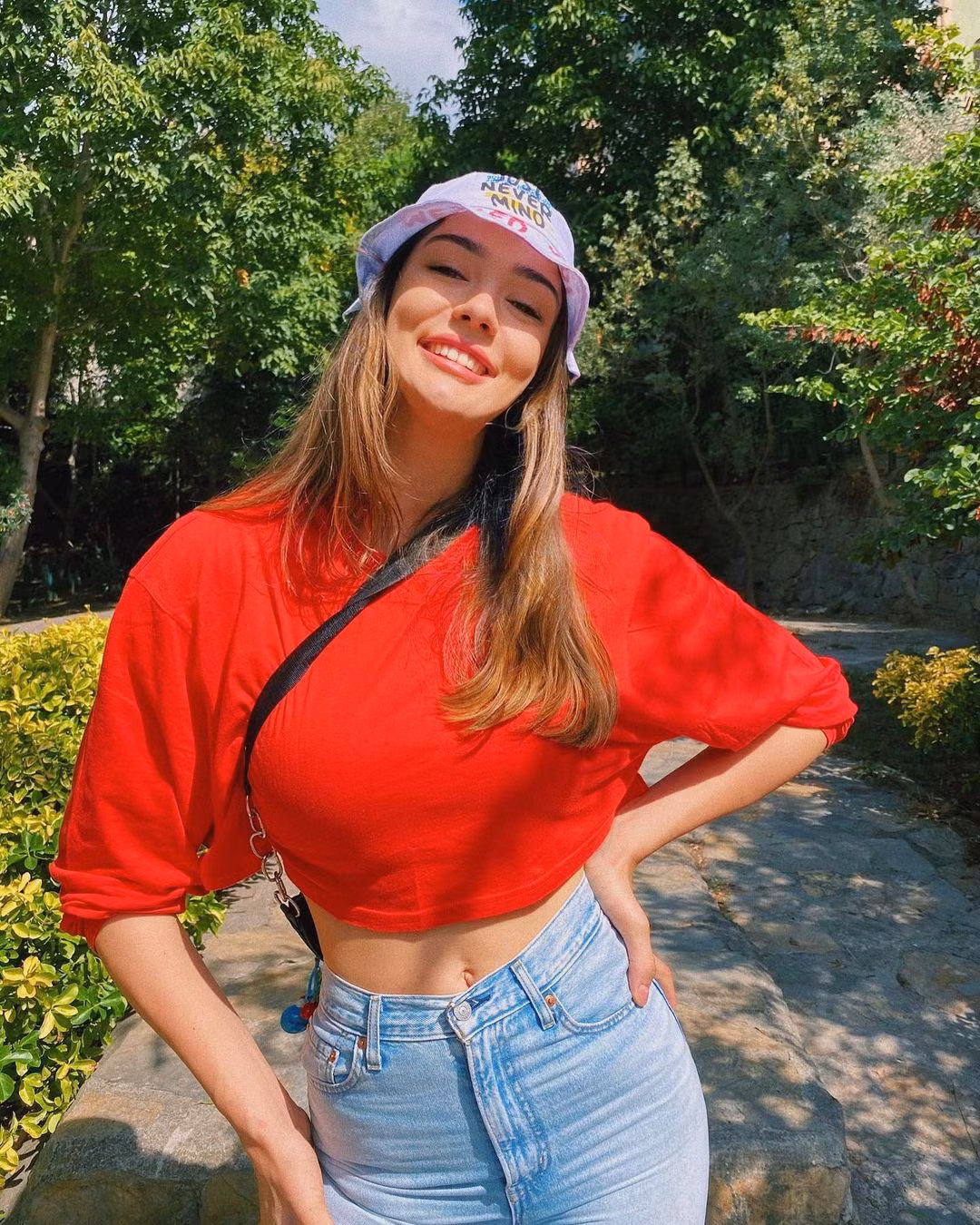 Phong cách thời trang đơn giản nhưng không kém phần gợi cảm được lòng nữ vận động viên Thổ Nhĩ Kỳ. Những món đồ có tính ứng dụng cao, không bị lỗi thời như áo thun, quần jeans hay mũ bucket được Zehra Güneş khéo léo phối màu sắc để tổng thể nổi bật. Khi diện những mẫu áo crop top dáng rộng, bạn nên chọn quần jeans ôm sát hoặc ống suông kết hợp với giày sneakers giúp tăng thêm phần năng động.