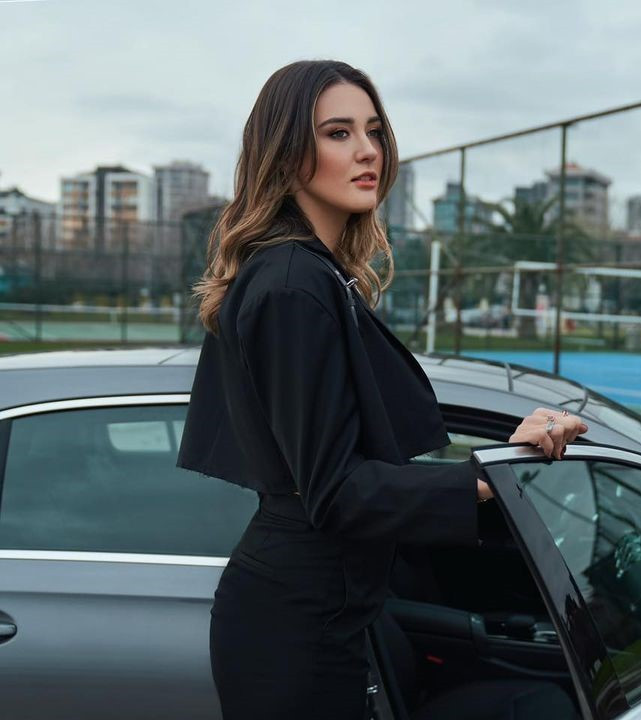 Nữ vận động viên bóng chuyền vẫn nổi bật trong trang phục kín nhờ thần thái sang chảnh. Vào mùa đông, những mẫu áo khoác dáng dài, màu trung tính như nâu, be hay đen tạo cảm giác ấm áp nhưng không kém phần thu hút.