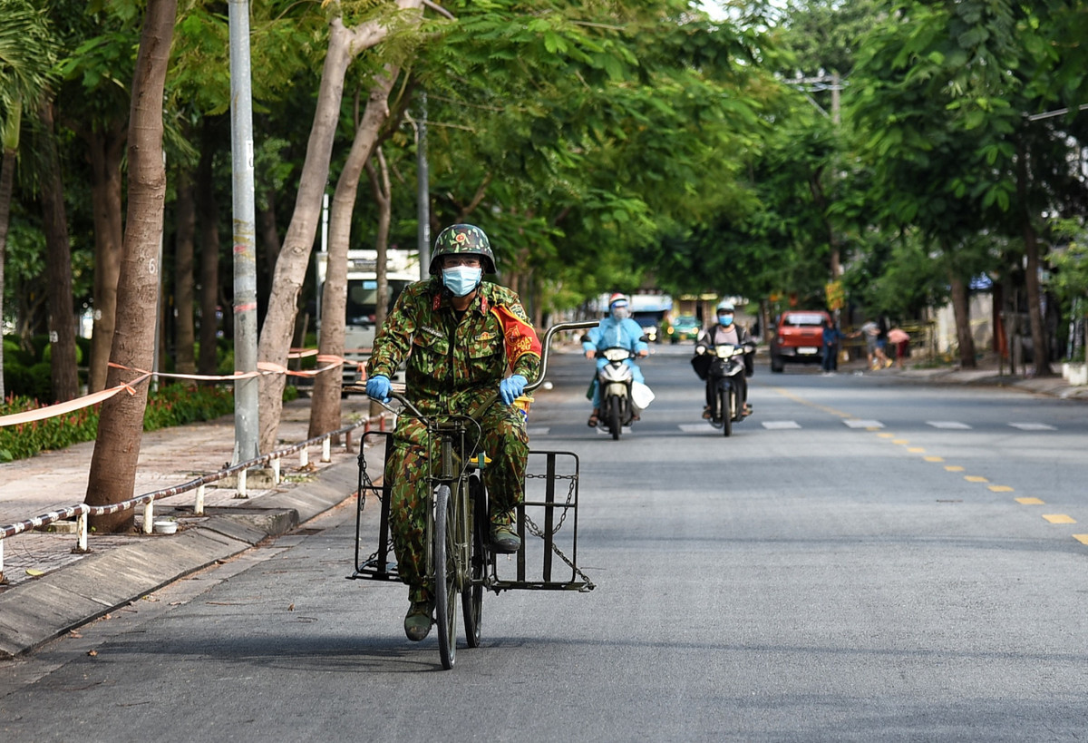 Sư đoàn 5 hiện có gần 700 quân tăng cường cho quận Bình Thạnh. Thời gian qua, lực lượng này đã trao hơn 4.000 túi an sinh cho người dân, vận chuyển gần 5.000 đơn đi chợ hộ, khuân vác hơn 200 tấn gạo, nhu yếu phẩm ra vào các kho. Ngoài ra, quân số đơn vị phải chia đi trực tại 15 chốt kiểm soát cấp quận và 38 chốt cấp phường.