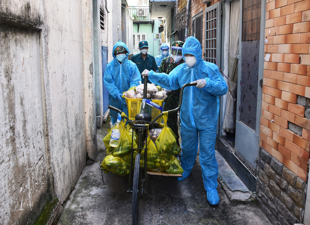 Tại phường 26 (Bình Thạnh), bộ đội được trang bị đồ bảo hộ để phát nhu yếu phẩm cho các hộ gia đình có F0.