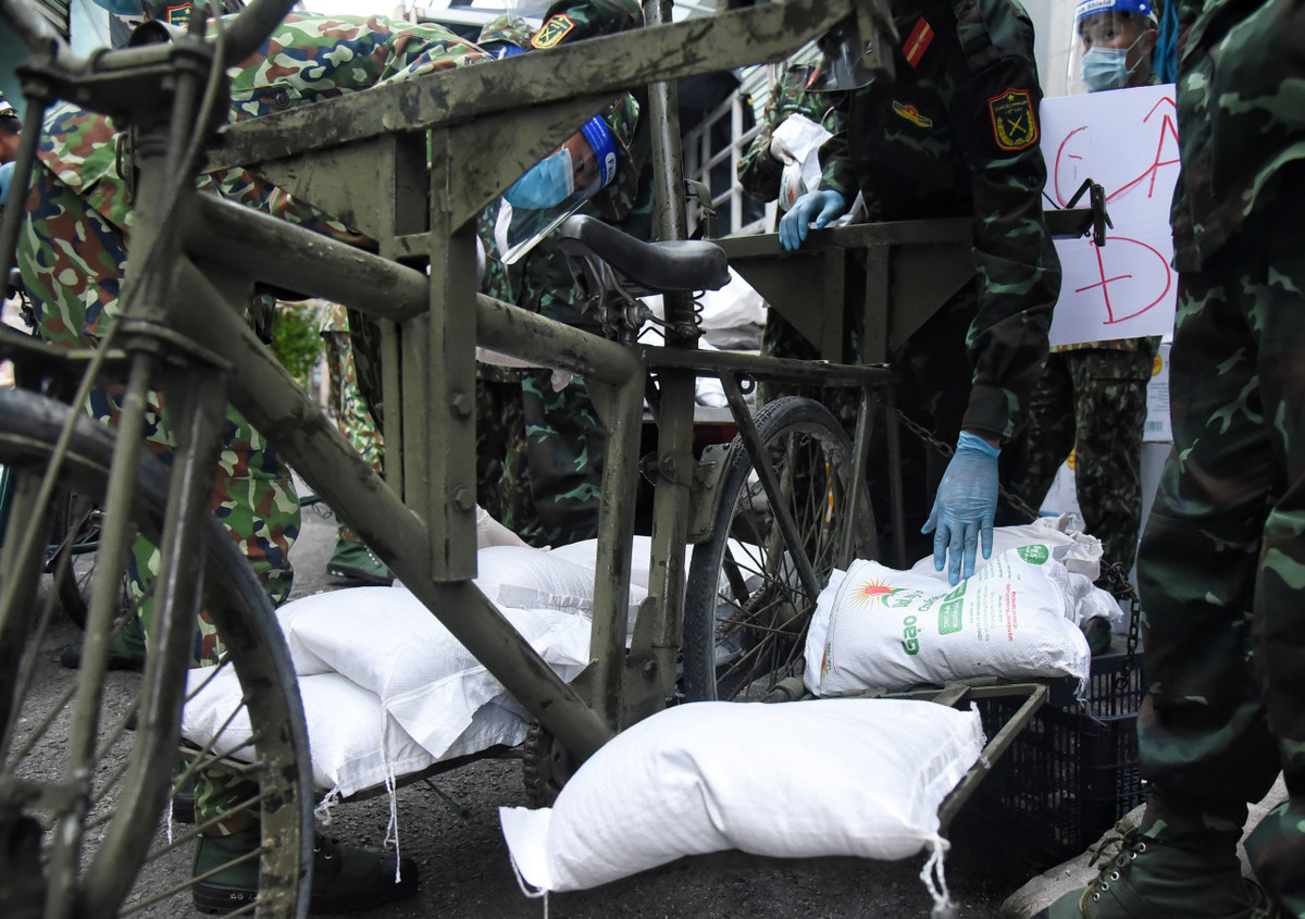 Xe có thể tải được hơn 200 kg gạo và các loại nhu yếu phẩm bên trên.