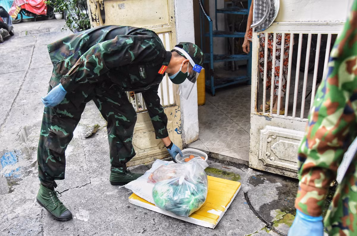 Mỗi phần quà cho người dân gồm nửa con gà, 10 quả trứng, 5 kg gạo và một túi rau củ quả.