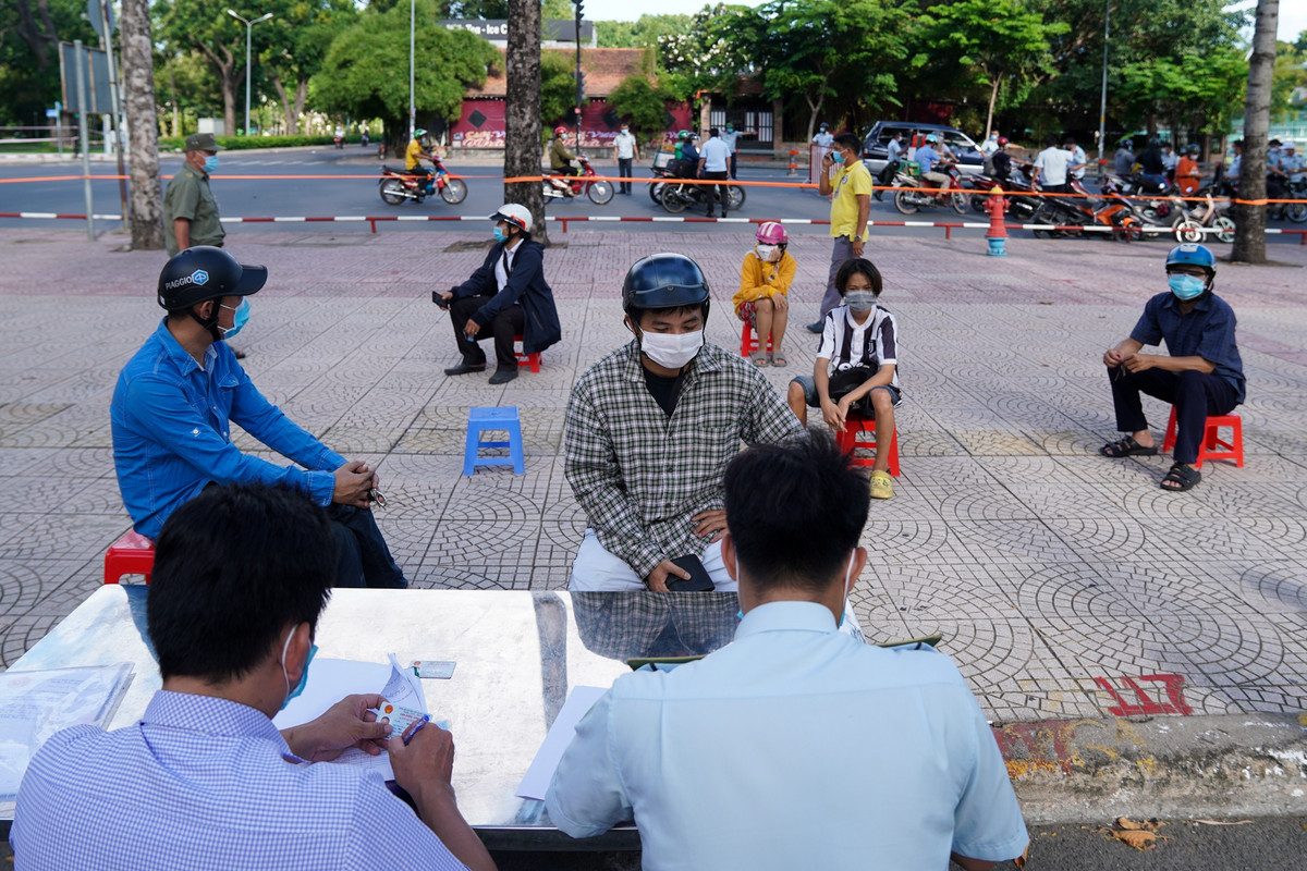19 nguoi o TP.HCM bi xu phat vi ra khoi nha khi khong can thiet