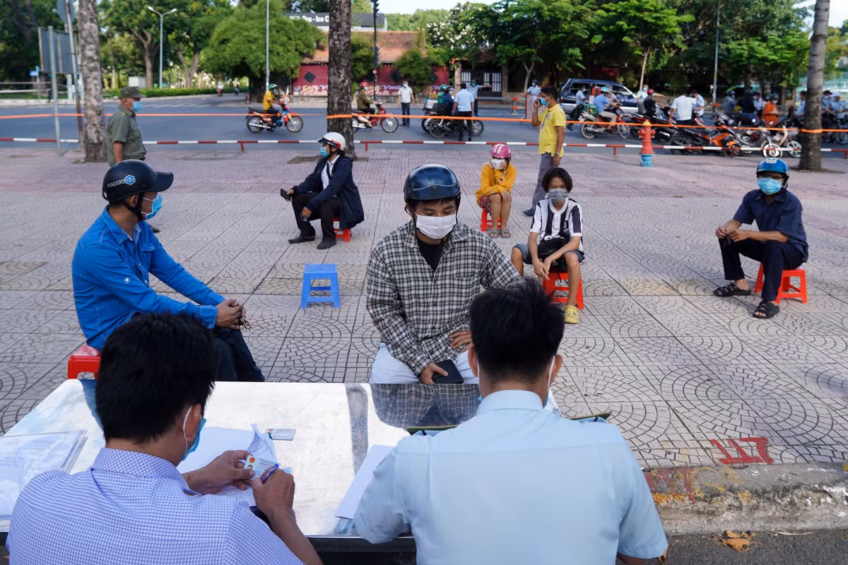 19 nguoi o TP.HCM bi xu phat vi ra khoi nha khi khong can thiet