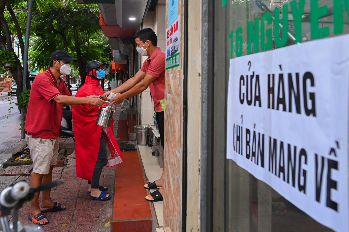 Dù có khó khăn trong khâu nhập nguyên liệu, thêm chi phí túi, hộp mang về nhưng quán vẫn giữ giá như trước dịch". Chị Thúy cho biết thêm.