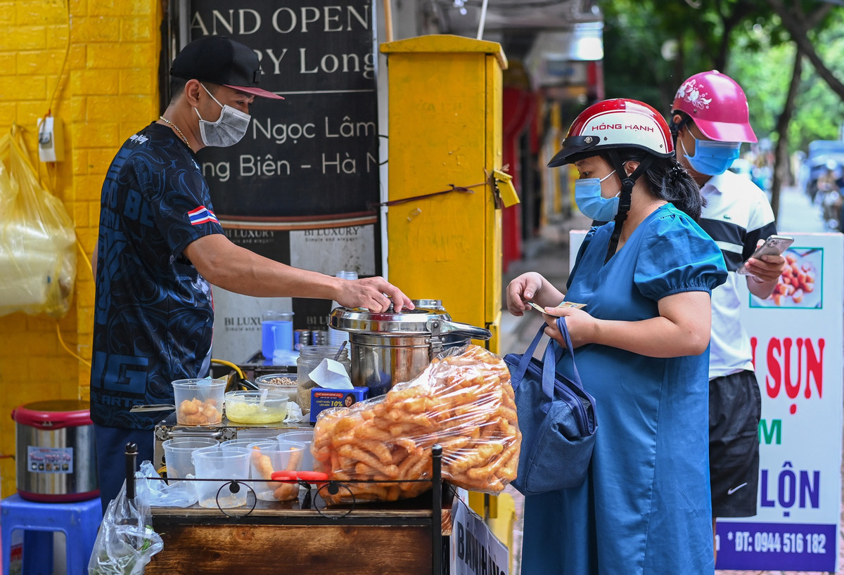 Anh Hưng chủ quán cháo trên phố Ngọc Lâm chia sẻ: "Từ ngày được mở lại dịch vụ kinh doanh gia đình tôi trung bình mỗi ngày bán được 500 suất cháo phục vụ người dân sinh sống trong khu vực".