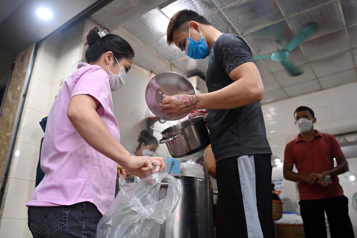 Tới mua phở từ khá sớm, chị Dung (phường Bồ Đề, quận Long Biên) chia sẻ: Ngay sau khi biết thông tin hàng quán kinh doanh trở lại, tôi rất vui và tìm tới quán mua 4 bát mang về phục vụ cả nhà sau hơn 2 tháng chưa được ăn phở".