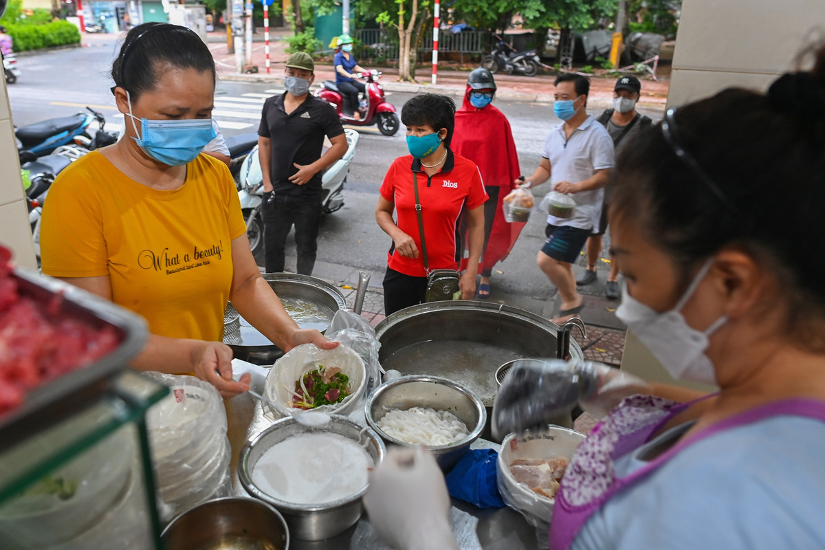 Từ ngày 9/9, một số quận, huyện nằm trong vùng xanh ở Hà Nội được phép kinh doanh đồ ăn theo hình thức bán mang về.