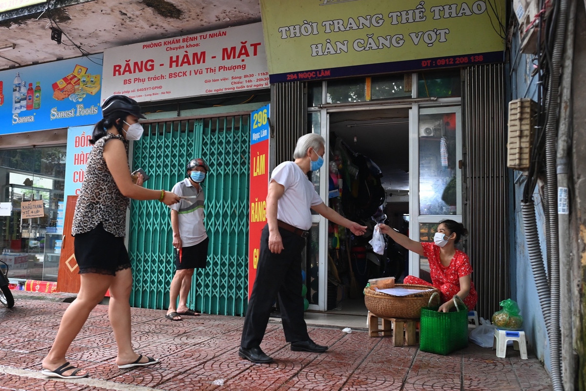 Ngoài phở, nhiều hàng quán khác trên địa bàn quận Long Biên cũng tấp nập người mua mang về từ bún, bánh đa, xôi đến cháo, bánh cuốn....