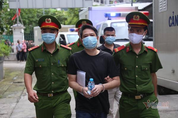 Anh trai ông chủ Nhật Cường nhận lương 1 triệu, trông xe vỉa hè ảnh 1