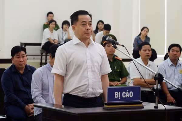 De nghi Bo CA xu ly can bo dua, nhan qua cho ong Nguyen Duy Linh