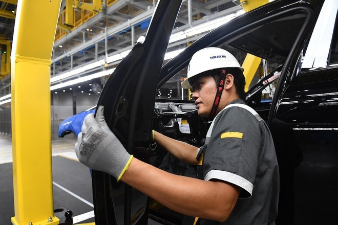 Ty phu Pham Nhat Vuong chi rieng gan 500 ty lap cong ty san xuat pin