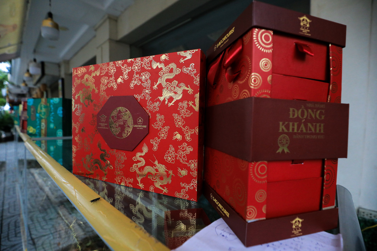 Tủ bánh trưng bày của Đồng Khánh ít mẫu hộp mới. Cũng theo ông Trí, nhiều công ty năm nay lựa chọn tặng tiền thay vì bánh cho nhân viên.