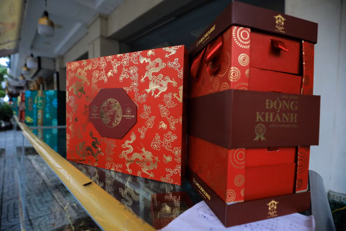 Tủ bánh trưng bày của Đồng Khánh ít mẫu hộp mới. Cũng theo ông Trí, nhiều công ty năm nay lựa chọn tặng tiền thay vì bánh cho nhân viên.