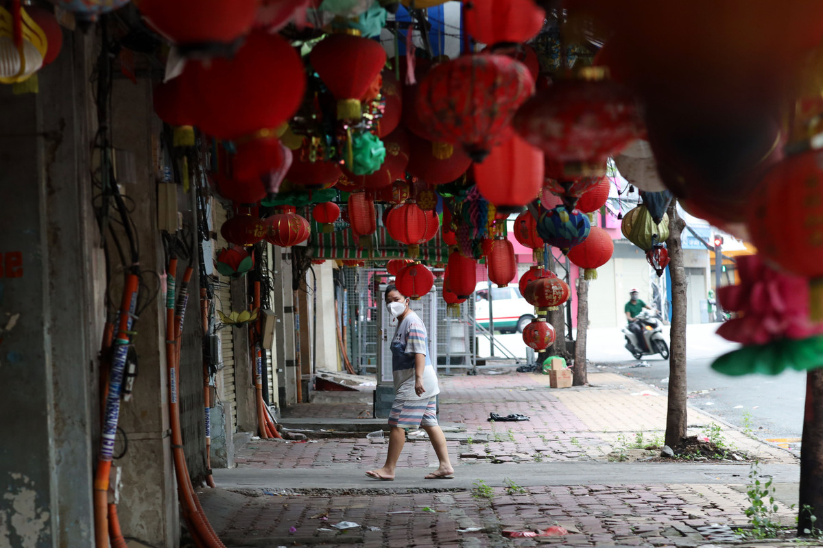 Những chiếc lồng đèn cũ với đủ màu sắc, hình dáng và kích thước vẫn được treo. Tuy nhiên năm nay không còn cảnh tấp nập mua sắm hay giới trẻ lui tới chụp hình. 