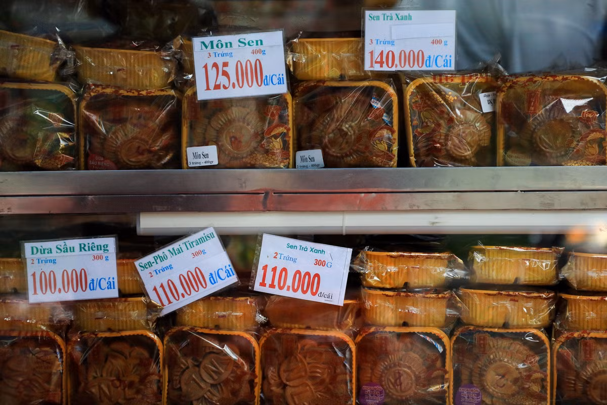 Nhân bánh tại cửa hàng này khá đa dạng như yến vi cá, thập cẩm gà quay, sầu riêng,... với giá từ 85.000 đến 265.000 đồng.