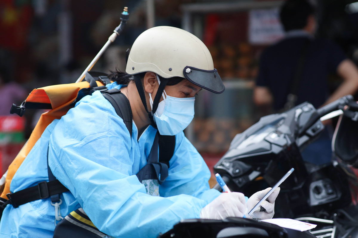 Chị Kim Anh là nhân viên làm công việc phun khử khuẩn, tranh thủ giờ nghỉ chị mua 6 hộp bánh cho các đồng nghiệp còn trụ lại ở TP.HCM.