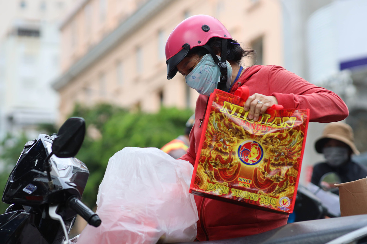 "Tôi đi mua bánh cho bà con trong khu phố. Năm nay ít điểm bán bánh, khó mua hơn, giá cao hơn mọi năm không nhiều", chị Thúy ở phường Cầu Kho, Q.1 chia sẻ.