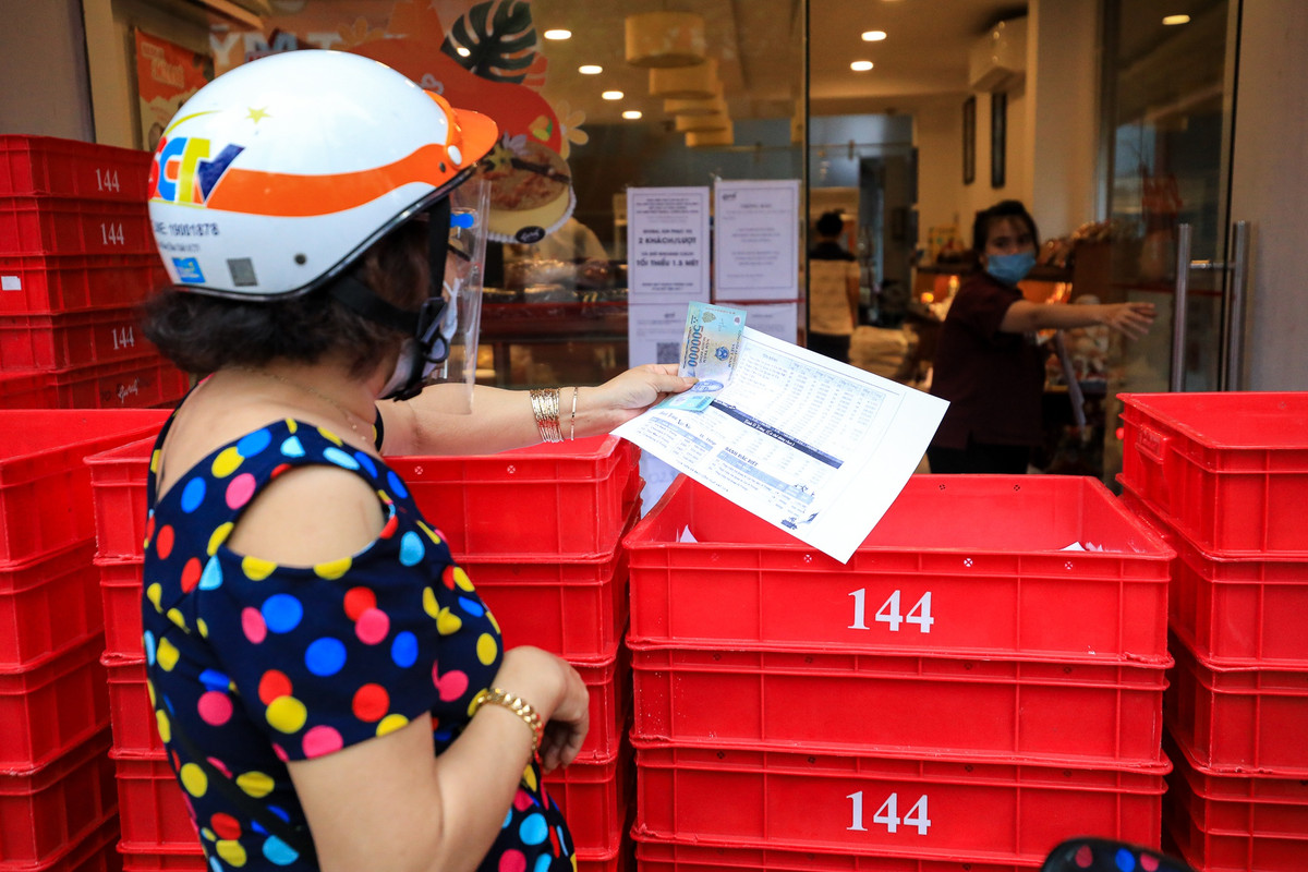 Bà Bảy (quận 4) mua hàng tại tiệm bánh Givral trên đường Khánh Hội. Theo bà, năm nay khách hàng có rất ít lựa chọn và cũng chỉ tranh thủ lúc đi tiêm chủng mới mua được.