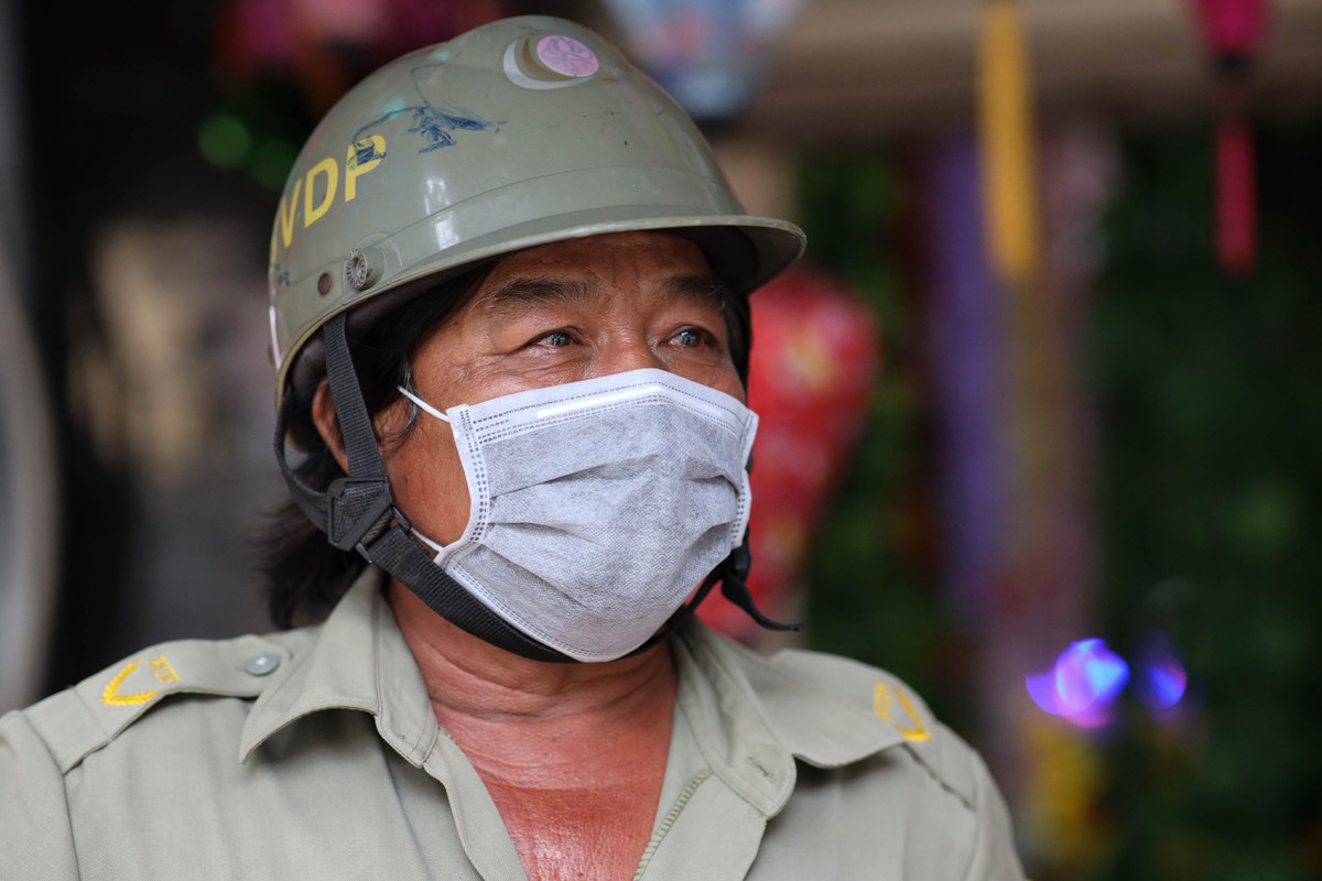 Tất cả hộ kinh doanh đèn lồng tại con phố Hải Thượng Lãn Ông (quận 5) đều đóng cửa. Ông Lưu Văn Thái sống tại đây đã mấy chục năm, chưa từng chứng kiến cảnh tượng này. "Mọi năm, tầm này khu phố chuẩn bị tổ chức múa lân, rước đèn, tặng quà cho các em nhỏ. Năm nay, thay vào đó chúng tôi tập trung cung cấp lương thực và đi chợ hộ người dân", ông chia sẻ.