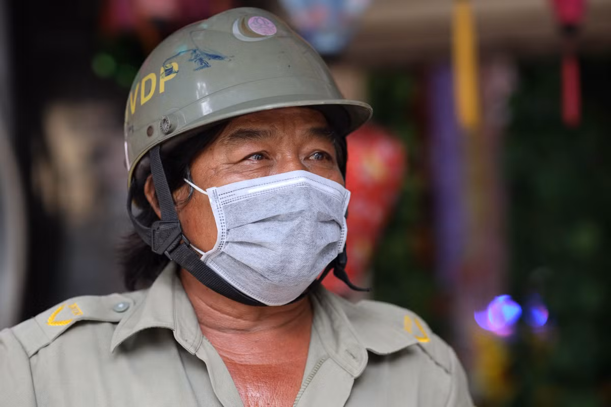 Tất cả hộ kinh doanh đèn lồng tại con phố Hải Thượng Lãn Ông (quận 5) đều đóng cửa. Ông Lưu Văn Thái sống tại đây đã mấy chục năm, chưa từng chứng kiến cảnh tượng này. "Mọi năm, tầm này khu phố chuẩn bị tổ chức múa lân, rước đèn, tặng quà cho các em nhỏ. Năm nay, thay vào đó chúng tôi tập trung cung cấp lương thực và đi chợ hộ người dân", ông chia sẻ.