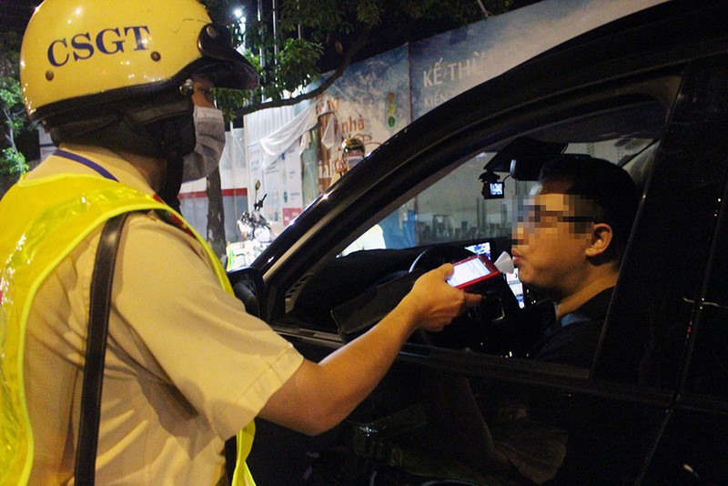 Bi CSGT phat con, mot luat su o TP.HCM doi coi tem kiem dinh