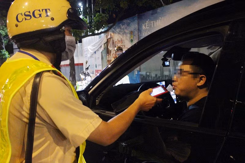 Bi CSGT phat con, mot luat su o TP.HCM doi coi tem kiem dinh