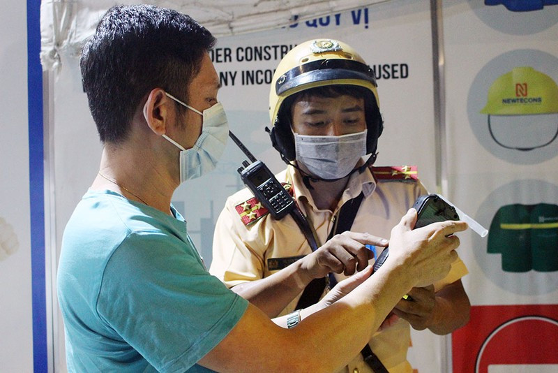 Bi CSGT phat con, mot luat su o TP.HCM doi coi tem kiem dinh-Hinh-2