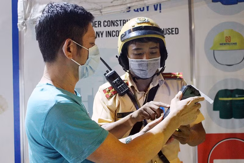 Bi CSGT phat con, mot luat su o TP.HCM doi coi tem kiem dinh-Hinh-2