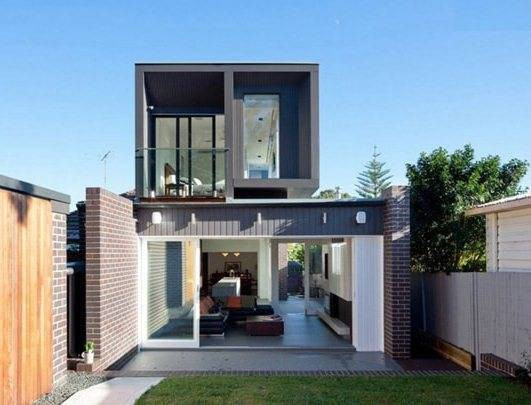 Thiết kế theo lối kiến trúc mở, hệ thống cửa bằng chất liệu kính giúp căn nhà đón sáng, không gian bên trong có cảm giác rộng rãi hơn