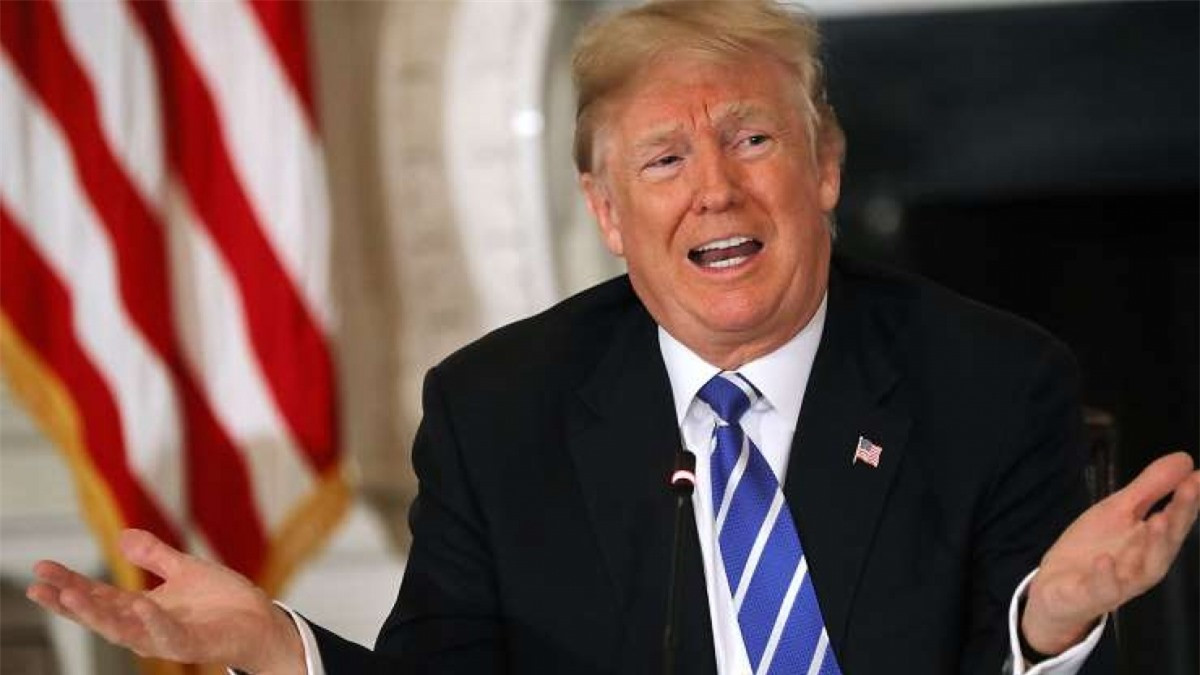 Donald Trump (1946 - ): Tổng thống Donald Trump là một trong số ít tổng thống Mỹ không uống rượu. Ông không muốn sử dụng loại đồ uống có cồn này do anh trai ông đã qua đời vì nghiện rượu năm 1982.