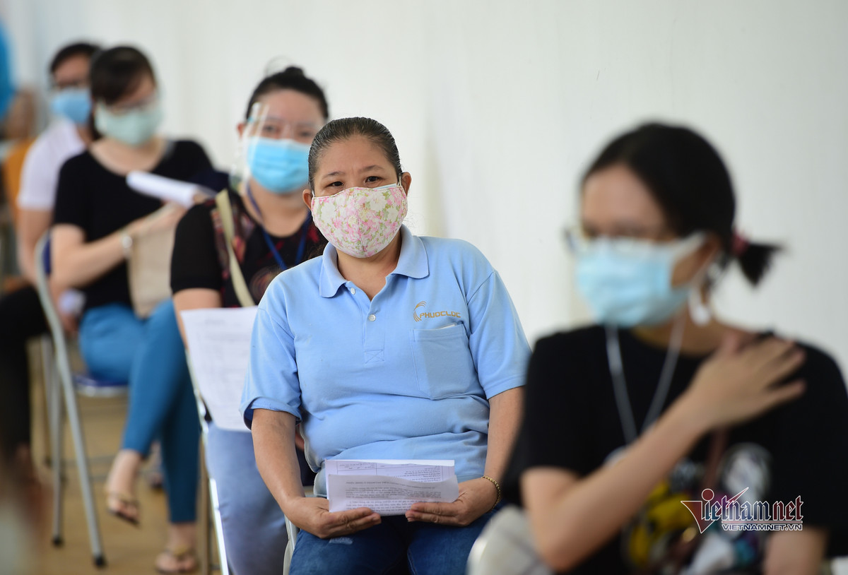 Quy trình tiêm vắc xin cũng đã được đơn giản hoá để đẩy nhanh tốc độ. Sau khi tiêm xong, công nhân được đo huyết áp và các chỉ số y tế khác và có thể ra về mà không cần ngồi theo dõi 30 phút.