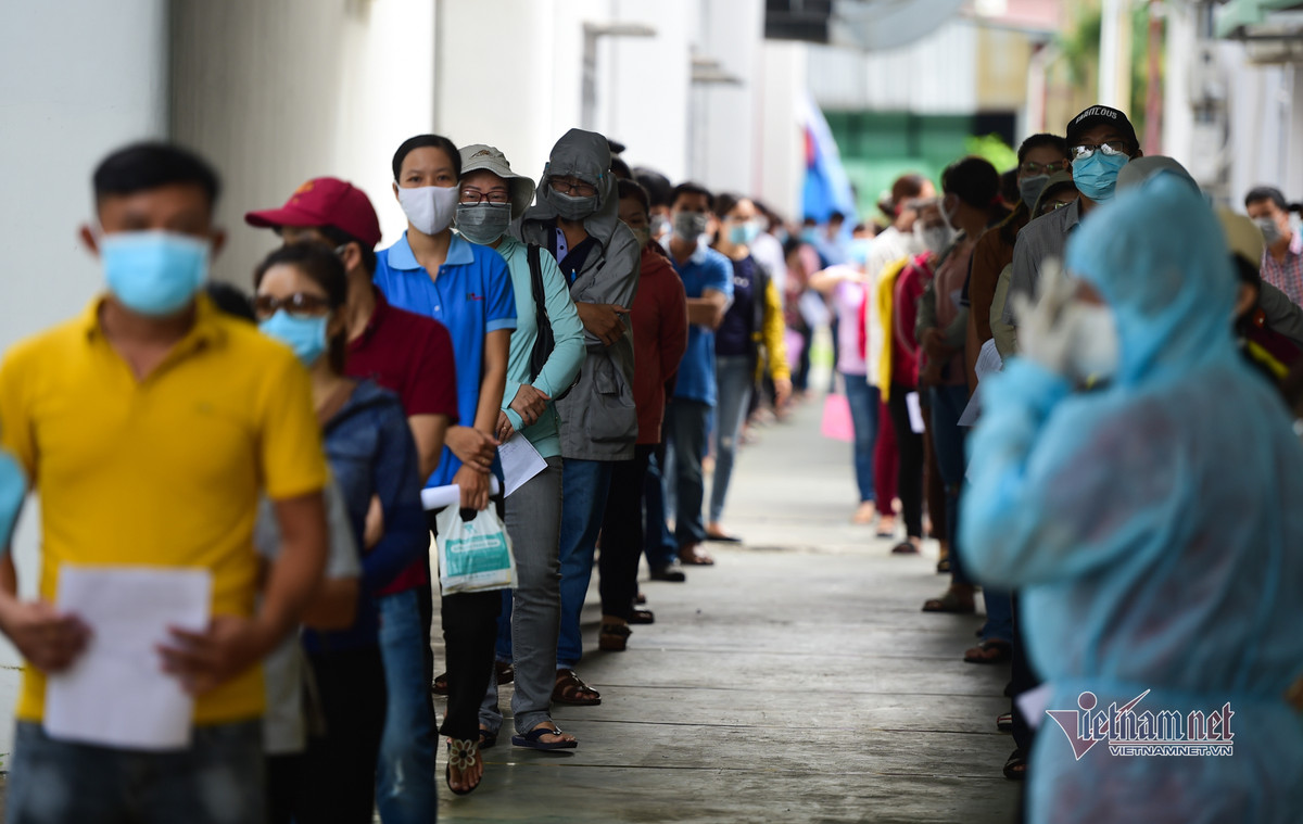 Công nhân may tiêm vắc xin để tiếp tục vừa chống dịch, vừa sản xuất